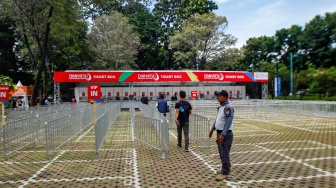 Pengunjung mengantri di area ticket box Indonesia Masters 2024 di Istora Senayan, Jakarta, Selasa (23/1/2024). [Suara.com/Alfian Winanto]