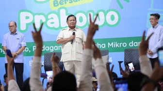 Prabowo Unjuk Kebolehan Berjoget dengan Tukang Bakso: Emang Kenape Kalo Gw Suka Dangdut!