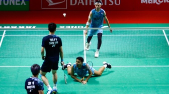 Pebulu tangkis Ganda putra Indonesia Fajar Alfian dan Muhammad Rian Ardianto saat bertanding dengan ganda putra Taiwan Lee Jhe-Huei dan Yang Po-Hsuan dalam babak 32 besar turnamen Indonesia Masters 2024 di Istora Senayan, Jakarta, Selasa (17/6/2023). [Suara.com/Alfian Winanto]