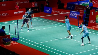 Pebulu tangkis Ganda putra Indonesia Fajar Alfian dan Muhammad Rian Ardianto saat bertanding dengan ganda putra Taiwan Lee Jhe-Huei dan Yang Po-Hsuan dalam babak 32 besar turnamen Indonesia Masters 2024 di Istora Senayan, Jakarta, Selasa (17/6/2023). [Suara.com/Alfian Winanto]