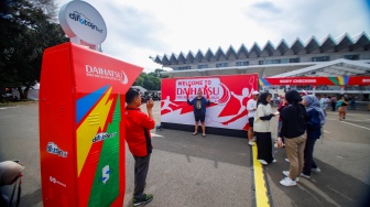 Pengunjung berswafoto di area Indonesia Masters 2024 di Istora Senayan, Jakarta, Selasa (23/1/2024). [Suara.com/Alfian Winanto]