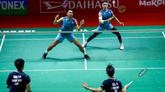 Pebulu tangkis Ganda putra Indonesia Fajar Alfian dan Muhammad Rian Ardianto saat bertanding dengan ganda putra Taiwan Lee Jhe-Huei dan Yang Po-Hsuan dalam babak 32 besar turnamen Indonesia Masters 2024 di Istora Senayan, Jakarta, Selasa (17/6/2023). [Suara.com/Alfian Winanto]