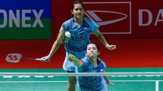 Pebulu tangkis Ganda putri Indonesia Ribka Sugiarto dan Lanny Tria Mayasari saat bertanding dengan ganda putri Jerman Linda Efler dan Isabel Lohau dalam babak 32 besar turnamen Indonesia Masters 2024 di Istora Senayan, Jakarta, Selasa (17/6/2023). [Suara.com/Alfian Winanto]