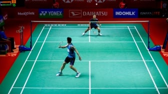 Pebulu tangkis Tunggal Putra Indonesia Anthony Sinisuka Ginting saat bertanding dengan Tunggal Putra Thailand Kantaphon Wangcharoen dalam babak 32 besar turnamen Indonesia Masters 2024 di Istora Senayan, Jakarta, Selasa (24/1/2024). [Suara.com/Alfian Winanto]