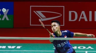 Pebulu tangkis Tunggal Putra Indonesia Anthony Sinisuka Ginting saat bertanding dengan Tunggal Putra Thailand Kantaphon Wangcharoen dalam babak 32 besar turnamen Indonesia Masters 2024 di Istora Senayan, Jakarta, Selasa (24/1/2024). [Suara.com/Alfian Winanto]