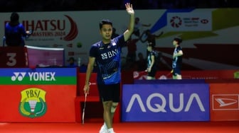 Pebulu tangkis Tunggal Putra Indonesia Anthony Sinisuka Ginting saat bertanding dengan Tunggal Putra Thailand Kantaphon Wangcharoen dalam babak 32 besar turnamen Indonesia Masters 2024 di Istora Senayan, Jakarta, Selasa (24/1/2024). [Suara.com/Alfian Winanto]