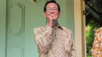 Gubernur DIY Sri Sultan HB X dan Keluarga Ikut Nyoblos di TPS 12 Kraton