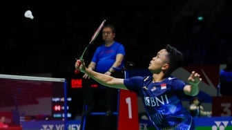 Pebulu tangkis Tunggal Putra Indonesia Anthony Sinisuka Ginting saat bertanding dengan Tunggal Putra Thailand Kantaphon Wangcharoen dalam babak 32 besar turnamen Indonesia Masters 2024 di Istora Senayan, Jakarta, Selasa (24/1/2024). [Suara.com/Alfian Winanto]