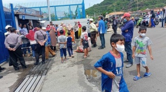 Warga Geruduk PT Chandra Asri Karena Bau Gas Kimia Masih Tercium