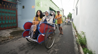 Fery Farhati Menyusuri Kampung Batik Laweyan Surakarta Menggunakan Becak