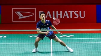 Pebulu tangkis Tunggal Putra Indonesia Anthony Sinisuka Ginting saat bertanding dengan Tunggal Putra Thailand Kantaphon Wangcharoen dalam babak 32 besar turnamen Indonesia Masters 2024 di Istora Senayan, Jakarta, Selasa (24/1/2024). [Suara.com/Alfian Winanto]