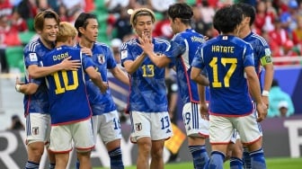 Para pemain Jepang berselebrasi usai penyerang Ayase Ueda mencetak gol pada pertandingan sepak bola Grup D Piala Asia 2023 antara Jepang dan Indonesia di Stadion al-Thumama, Doha,  Qatar, Rabu (24/1/2024). [HECTOR RETAMAL / AFP]