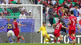 Reaksi penjaga gawang Indonesia Ernando Ari saat beknya Justin Hubner melakukan gol bunuh diri pada pertandingan sepak bola Grup D Piala Asia 2023 antara Jepang dan Indonesia di Stadion al-Thumama, Doha,  Qatar, Rabu (24/1/2024). [Giuseppe CACACE / AFP]