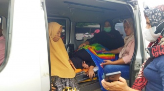 Emak-emak Pingsan Saat Demo Bau Gas Kimia Menyengat di PT Chandra Asri