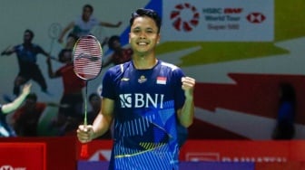 Pebulu tangkis Tunggal Putra Indonesia Anthony Sinisuka Ginting saat bertanding dengan Tunggal Putra Thailand Kantaphon Wangcharoen dalam babak 32 besar turnamen Indonesia Masters 2024 di Istora Senayan, Jakarta, Selasa (24/1/2024). [Suara.com/Alfian Winanto]