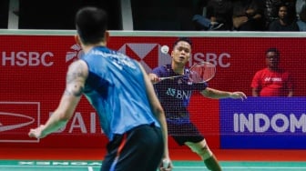 Pebulu tangkis Tunggal Putra Indonesia Anthony Sinisuka Ginting saat bertanding dengan Tunggal Putra Thailand Kantaphon Wangcharoen dalam babak 32 besar turnamen Indonesia Masters 2024 di Istora Senayan, Jakarta, Selasa (24/1/2024). [Suara.com/Alfian Winanto]