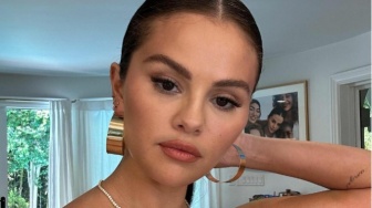 5 Tahap Makeup Natural ala Selena Gomez yang Wajib Dicoba Penggemar!