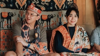 5 Potret Ahok dan Puput Nastiti Devi Liburan ke Sumba, Tampil Menawan dengan Busana Adat dari Tenun Ikat