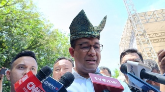 Jokowi Pakai Kertas Besar Klarifikasi soal Presiden Boleh Memihak, Anies: Kurang Elok Rasanya