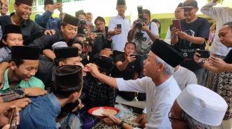 Sowan ke Ponpes An Nur Bantul, Ganjar Disambut Heboh dan Makan Bubur Lesehan Bareng Santri