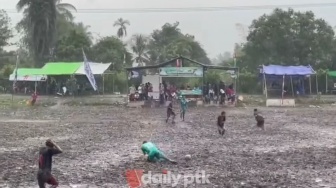 Viral Masyarakat Punggur Kubu Raya Main Bola di Tengah Lumpur dan Hujan Badai, Netizen: Liga Petir