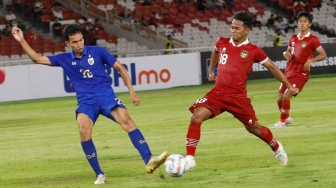 Pesepak bola Timnas Indonesia U20 Toni Firmansyah berebut bola dengab pemain Thailand saat pertandingan U20 International Friendly Match antara Indonesia U20 dan Thailand U20 di Stadion Utama Gelora Bung Karno (SUGBK), Jakarta, Jumat (26/1/2024). [Suara.com/Alfian Winanto]