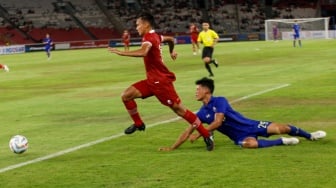 Pesepak bola Timnas Indonesia U20 Riski Afrisal menggiring bola melewati pemain Thailand saat pertandingan U20 International Friendly Match antara Indonesia U20 dan Thailand U20 di Stadion Utama Gelora Bung Karno (SUGBK), Jakarta, Jumat (26/1/2024). [Suara.com/Alfian Winanto]
