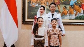 Emil Dardak Suami Arumi Bachsin Punya Harta Rp10 M, Anaknya Bikin Takjub karena Jajan Makanan Murah