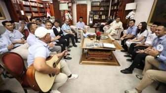 Penyanyi Sekaligus Pencipta Lagu Pakdhe Baz Bertemu dengan Prabowo: Untuk Indonesia Emas 2045