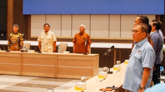 Calon Presiden nomor urut 2 Prabowo Subianto bersama Ketua Konferensi Waligereja Indonesia (KWI) Mgr. Antonius Subianto Bunjamin (kiri) saat Kunjungi kantor Konferensi Waligereja Indonesia (KWI) di Jakarta, Jumat (26/1/2024). [Suara.com/Alfian Winanto]