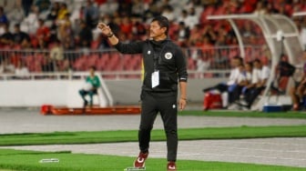 Pelatih Timnas Indonesia U20 Indra Syafri memberikan instruksi dari pinggir lapangan saat pertandingan U20 International Friendly Match antara Indonesia U20 dan Thailand U20 di Stadion Utama Gelora Bung Karno (SUGBK), Jakarta, Jumat (26/1/2024). [Suara.com/Alfian Winanto]