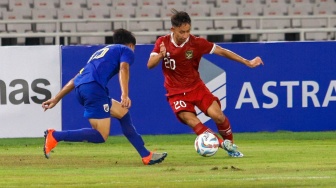 Pesepak bola Timnas Indonesia U20 Arlyansyah Abdulmanan berusaha melewati pemain Thailand saat pertandingan U20 International Friendly Match antara Indonesia U20 dan Thailand U20 di Stadion Utama Gelora Bung Karno (SUGBK), Jakarta, Jumat (26/1/2024). [Suara.com/Alfian Winanto]