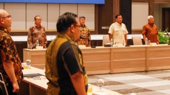 Calon Presiden nomor urut 2 Prabowo Subianto bersama Ketua Konferensi Waligereja Indonesia (KWI) Mgr. Antonius Subianto Bunjamin (kedua kiri), Uskup Agung Jakarta Kardinal Ignatius Suharyo (kiri) saat Kunjungi kantor Konferensi Waligereja Indonesia (KWI) di Jakarta, Jumat (26/1/2024). [Suara.com/Alfian Winanto]