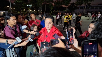 Erick Thohir Prihatin Lihat Kondisi Rumput SUGBK: Jaga, Sayang Aset Nasional