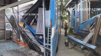 Bus Harapan Jaya Tabrak Halte Transjakarta Di Pasar Rebo, Sopir Diduga Serangan Jantung