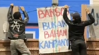 Viral Video Pria Berjaket Simbol Anarko Sibuk Pasang APK Anies-Muhaimin: Punk Kampanye