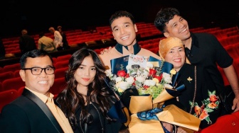 Hadiri Gala Premiere Film Baru Fadly Faisal, Fuji Gelendotan ke Dewi Zuhriati