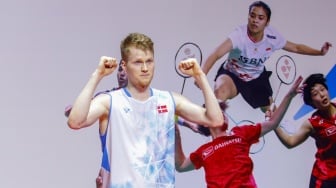 Pebulu tangkis Tunggal Putra Denmark Anders Antonsen selebrasi usai menjuarai turnamen Indonesia Masters 2024 di Istora Senayan, Jakarta, Minggu (28/1/2024). [Suara.com/Alfian Winanto]