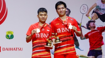 Pebulu tangkis Ganda Putra Indonesia Leo Rolly Carnando dan Daniel Marthin menunjukan medalinya usai menjuarai turnamen Indonesia Masters 2024 di Istora Senayan, Jakarta, Minggu (28/1/2024). [Suara.com/Alfian Winanto]