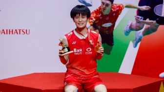 Pebulu tangkis Tunggal Putri Cina Wang Zhi Yi berselebrasi usai mengalahkan Tunggal Putri Jepang Nozomi Okuhara dalam Final turnamen Indonesia Masters 2024 di Istora Senayan, Jakarta, Minggu (28/1/2024).  [Suara.com/Alfian Winanto]