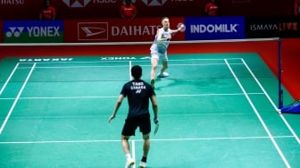 Pebulu tangkis Tunggal Putra Kanada Brian Yang saat bertanding dengan Tunggal Putra Denmark Anders Antonsen pada pertandingan final turnamen Indonesia Masters 2024 di Istora Senayan, Jakarta, Minggu (28/1/2024). [Suara.com/Alfian Winanto]