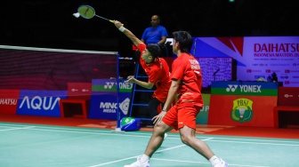 Pebulu tangkis Ganda Putra Indonesia Leo Rolly Carnando dan Daniel Marthin saat bertanding melawan Ganda Putra Denmark Kim Astrup dan Anders Skaarup Rasmussen pada pertandingan final turnamen Indonesia Masters 2024 di Istora Senayan, Jakarta, Minggu (28/1/2024). [Suara.com/Alfian Winanto]