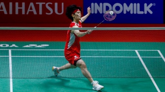 Pebulu tangkis Tunggal Putri Cina Wang Zhi Yi saat bertanding melawan Tunggal Putri Jepang Nozomi Okuhara dalam Final turnamen Indonesia Masters 2024 di Istora Senayan, Jakarta, Minggu (28/1/2024).  [Suara.com/Alfian Winanto]