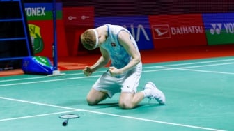 Pebulu tangkis Tunggal Putra Denmark Anders Antonsen selebrasi usai mengalahkan Tunggal Putra Kanada Brian Yang dalam pertandingan final turnamen Indonesia Masters 2024 di Istora Senayan, Jakarta, Minggu (28/1/2024). [Suara.com/Alfian Winanto]