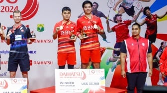 Pebulu tangkis Ganda Putra Indonesia Leo Rolly Carnando dan Daniel Marthin menunjukan medalinya usai menjuarai turnamen Indonesia Masters 2024 di Istora Senayan, Jakarta, Minggu (28/1/2024). [Suara.com/Alfian Winanto]