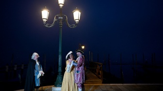 Seorang pengunjung mengenakan topeng dan kostum kuno berpose saat pra-pembukaan karnaval di Venesia, Italia, Sabtu (27/1/2024). [GABRIEL BOUYS / AFP] ​ 