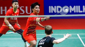 Pebulu tangkis Ganda Putra Indonesia Leo Rolly Carnando dan Daniel Marthin saat bertanding melawan Ganda Putra Denmark Kim Astrup dan Anders Skaarup Rasmussen pada pertandingan final turnamen Indonesia Masters 2024 di Istora Senayan, Jakarta, Minggu (28/1/2024). [Suara.com/Alfian Winanto]