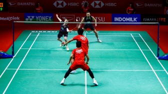 Pebulu tangkis Ganda Putra Indonesia Leo Rolly Carnando dan Daniel Marthin saat bertanding melawan Ganda Putra Denmark Kim Astrup dan Anders Skaarup Rasmussen pada pertandingan final turnamen Indonesia Masters 2024 di Istora Senayan, Jakarta, Minggu (28/1/2024). [Suara.com/Alfian Winanto]