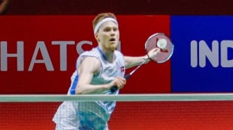 Pebulu tangkis Tunggal Putra Denmark Anders Antonsen saat bertanding dengan Tunggal Putra Kanada Brian Yang pada pertandingan final turnamen Indonesia Masters 2024 di Istora Senayan, Jakarta, Minggu (28/1/2024). [Suara.com/Alfian Winanto]