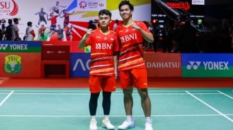 Pebulu tangkis Ganda Putra Indonesia Leo Rolly Carnando dan Daniel Marthin saat pertandingan final turnamen Indonesia Masters 2024 di Istora Senayan, Jakarta, Minggu (28/1/2024). [Suara.com/Alfian Winanto]